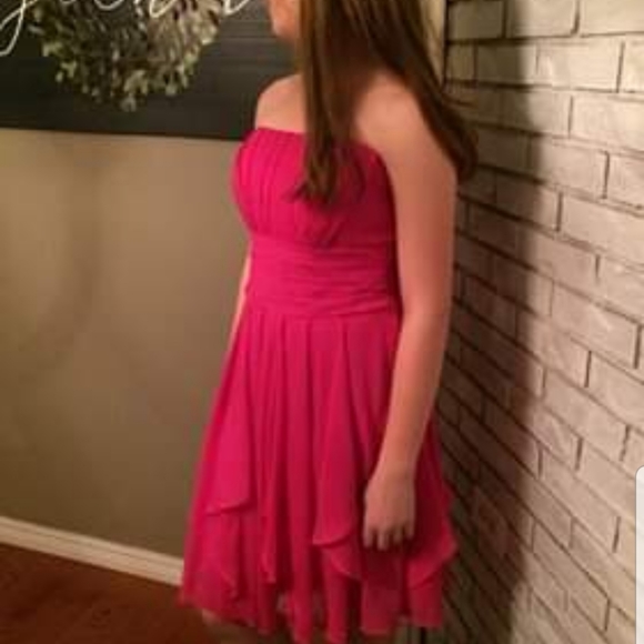Beautiful, hot pink dress with gorgeous style. - Picture 4 of 4